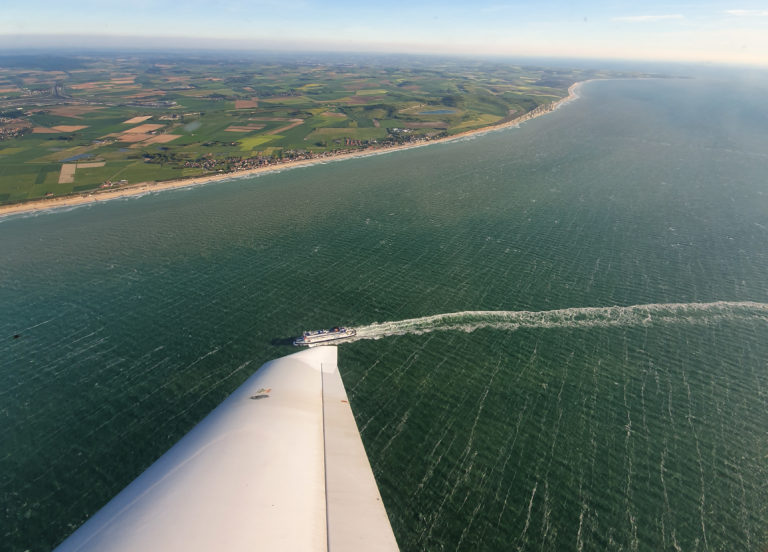 Un ferry en provenance de Douvres entre au port de Calais