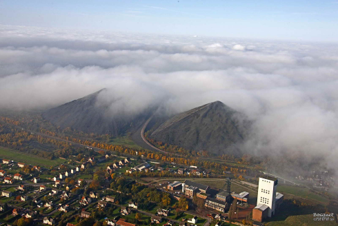 Terrils sous les nuages